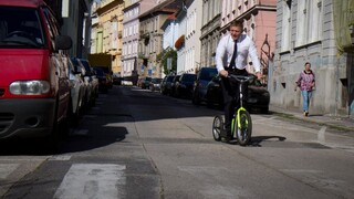 Ministri prišli do práce alternatívnou dopravou, Fico sa odviezol kolobežkou